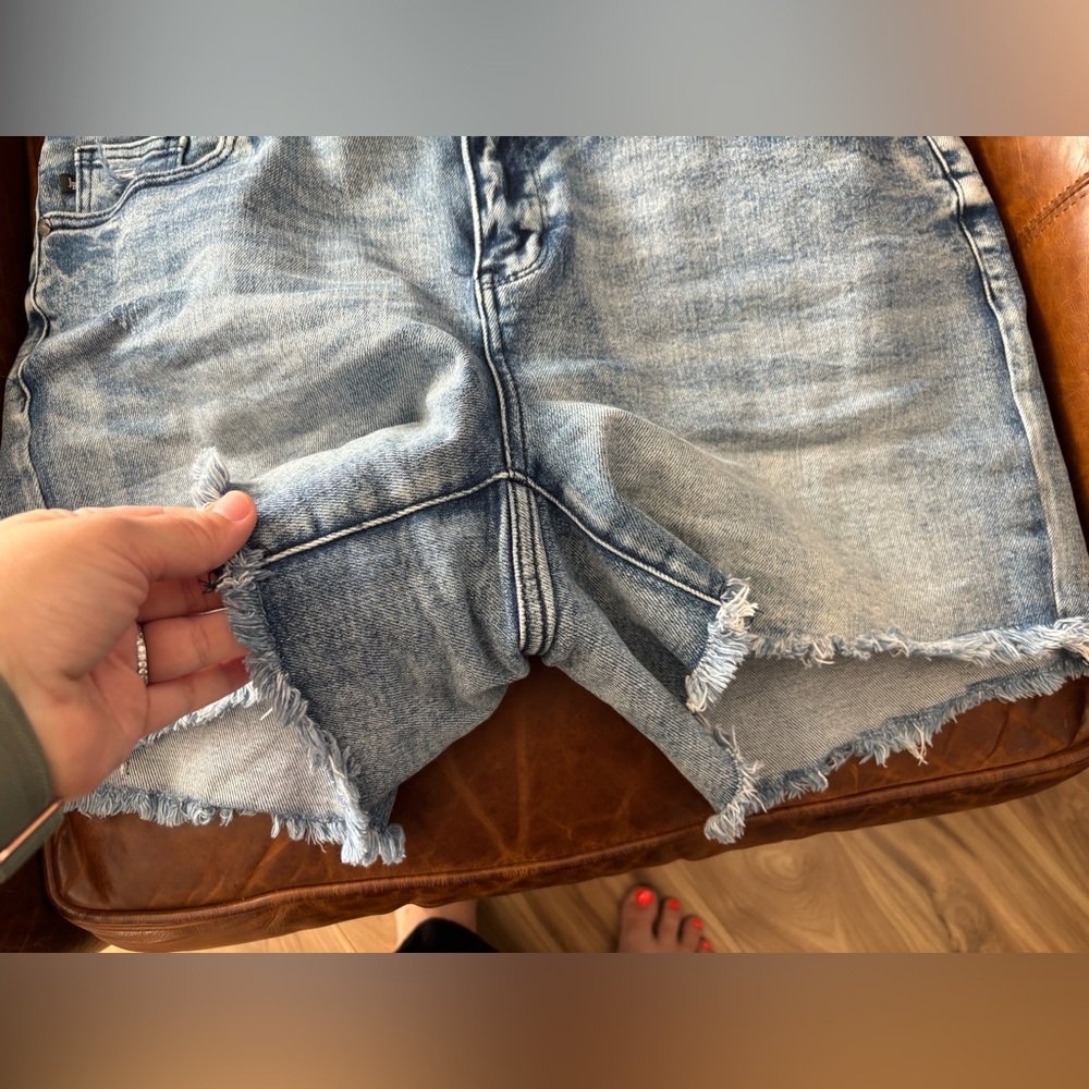 🔥 Judy Blue • Mid-Rise Denim Frayed Hem Shorts • Vintage Distressed • 2X - Picture 4 of 6